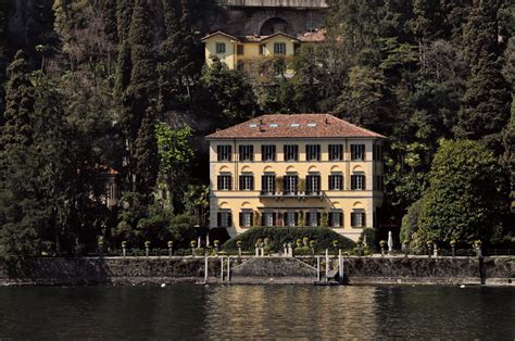 lake como versace house